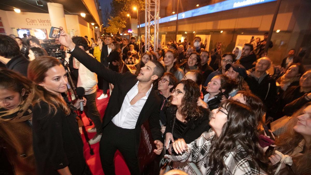 El actor Bernardo Flores en la alfombra roja de la última edición de Ibicine. | VICENT MARÍ