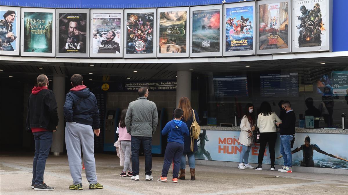 Gente ante el Cinesa Diagonal, a media tarde de esta sábado.