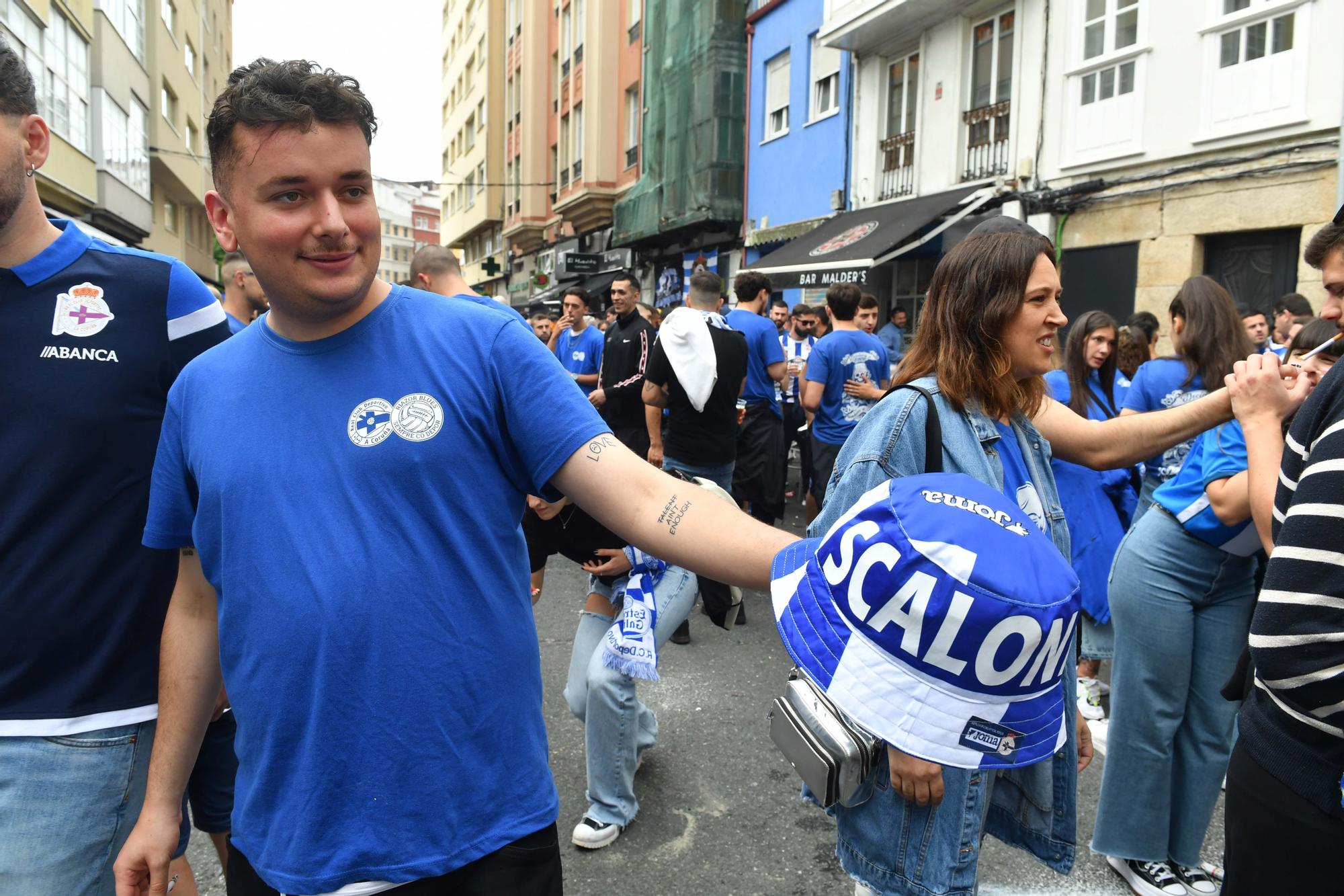 Ambientazo en la calle San Juan en la previa del Deportivo-Castellón