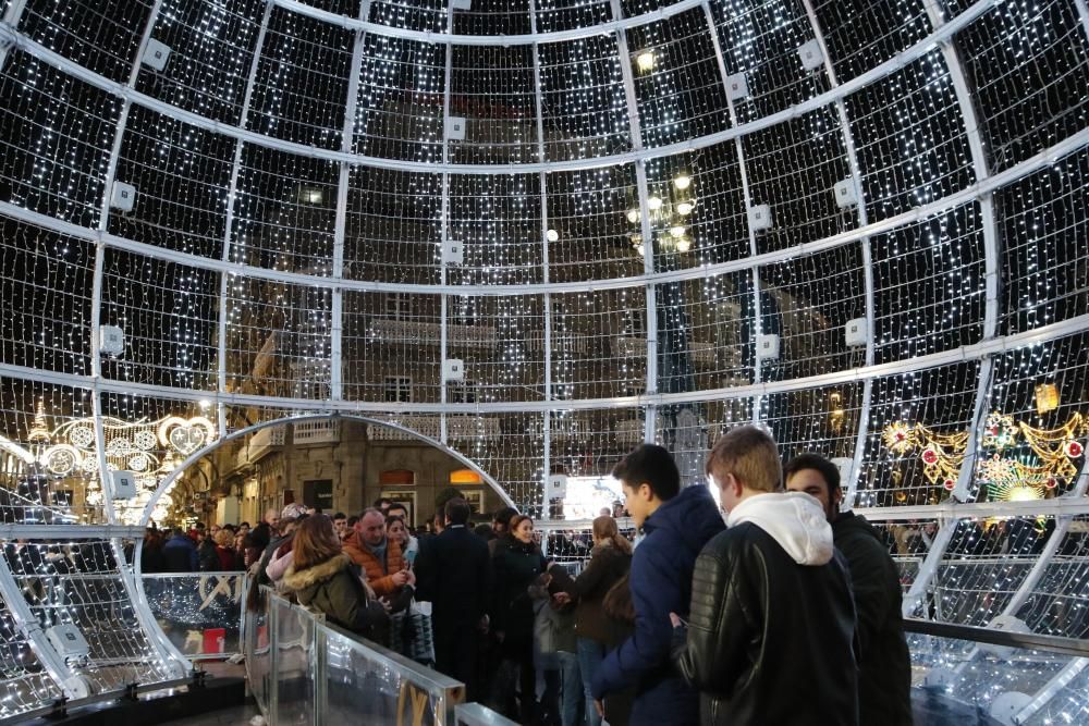 Ya es Navidad en Vigo: 10 milllones de luces para marcar una historia. // A. Villar | J. Lores | J. Álvarez | C. Delgado | M. Romero