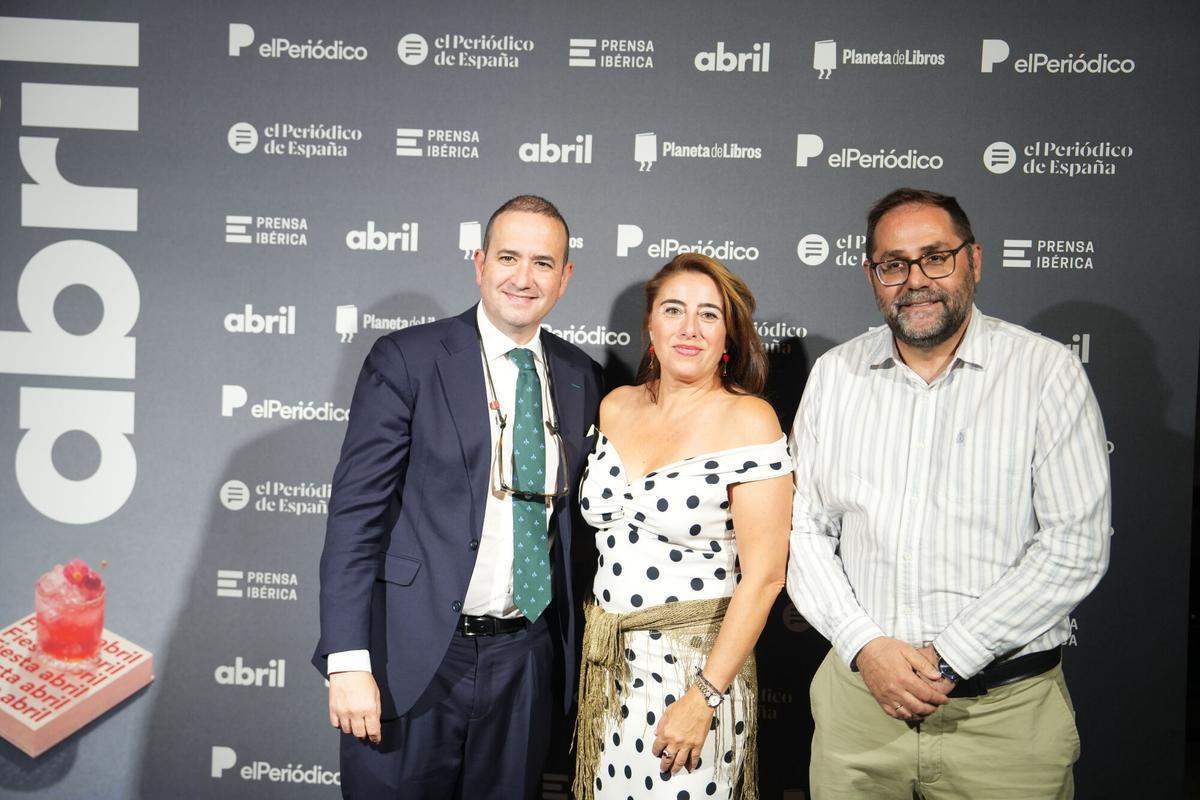 Javier Sierra, delegado del rector en la Universidad Complutense de Madrid, y Belén Marrón, CEO de Aneas, y Armando Huerta, director de ‘El Periódico de España’