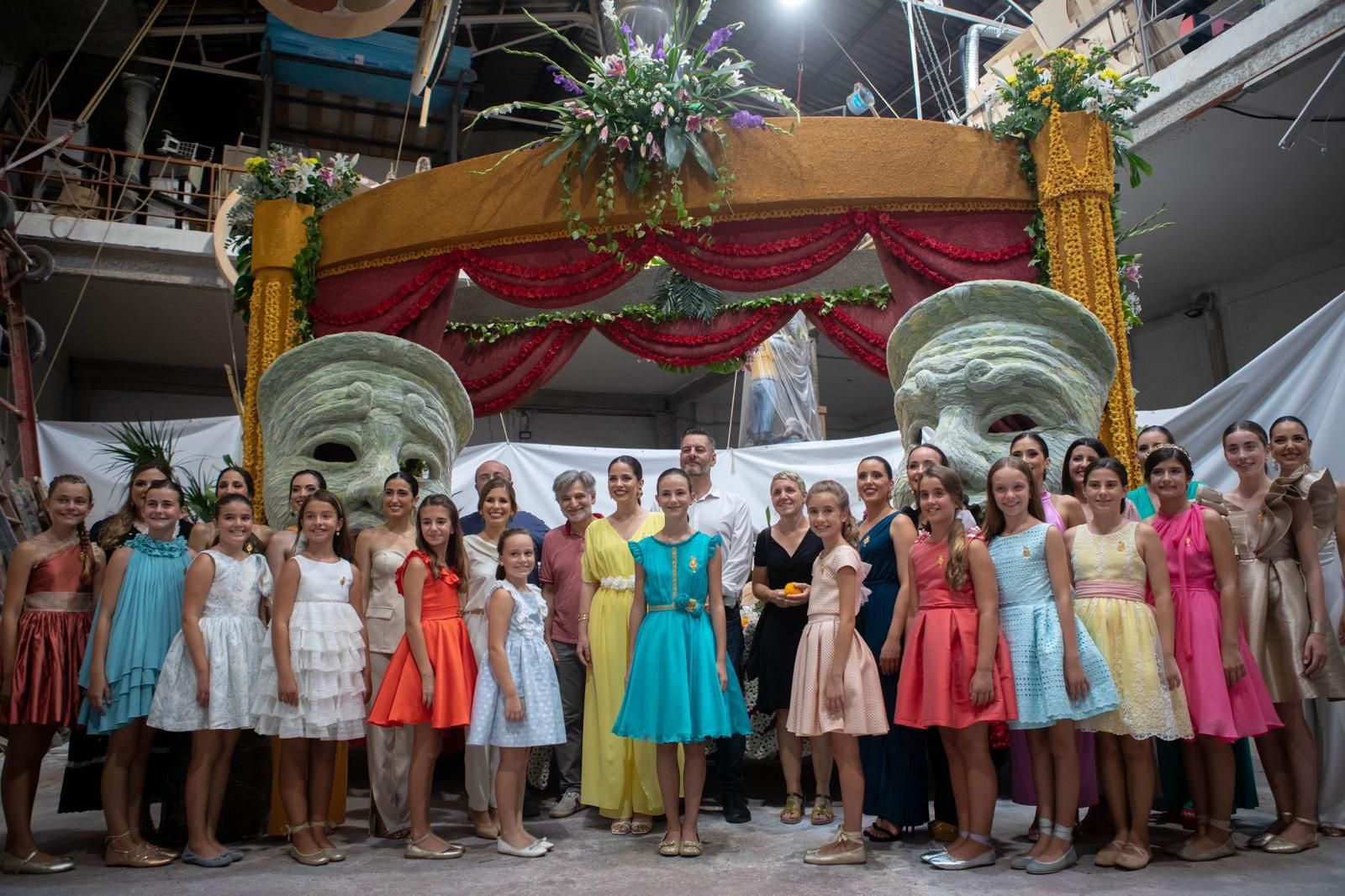 Las carrozas listas para la Batalla de Flores