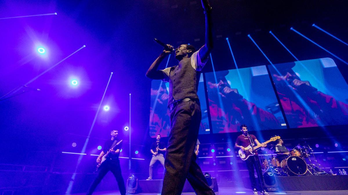 El grupo La Raíz durante una actuación en el WiZink Center, a 6 de diciembre de 2024, en Madrid (España).