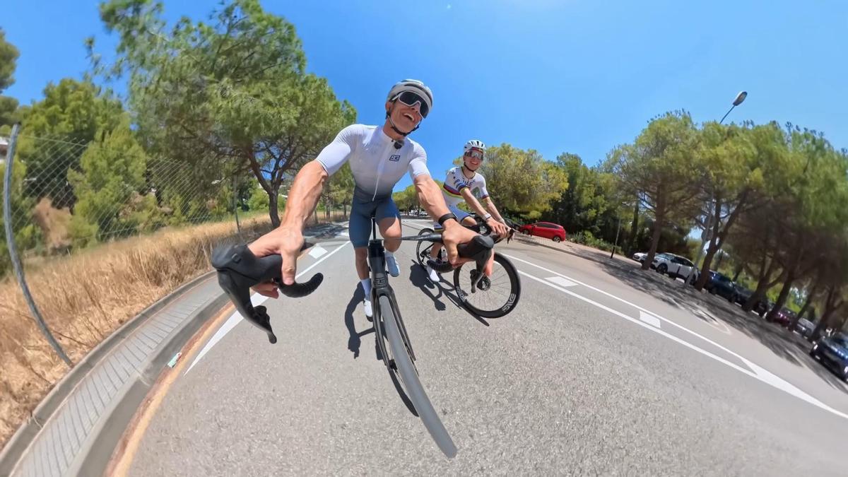 Marc Márquez y Tadej Pogačar salen de ruta ciclista por las carreteras catalanas.