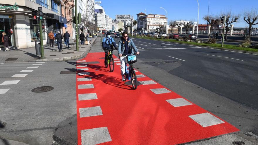 Un usuario de BiciCoruña circula por el carril bici de la avenida de Linares Rivas.   | // VÍCTOR ECHAVE