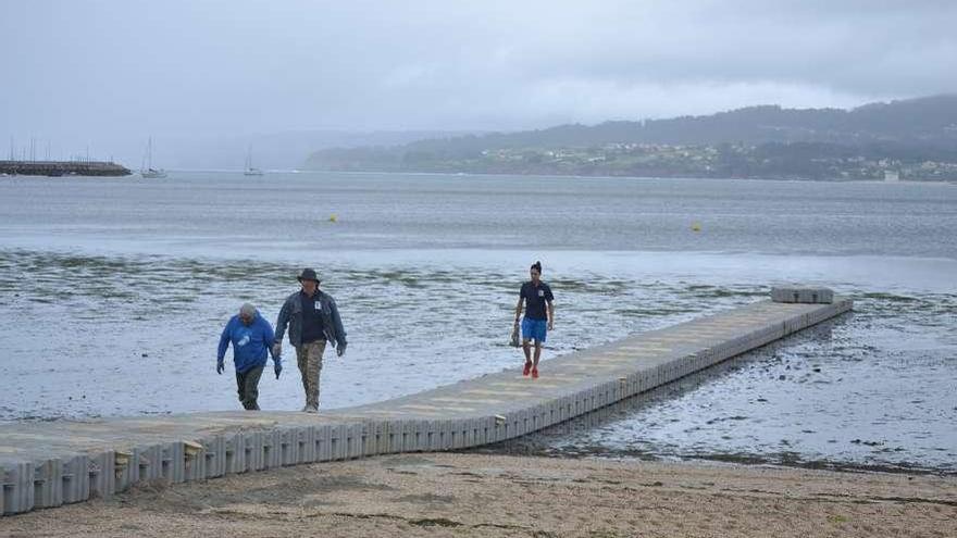 Plataforma instalada en la playa de Sada para evitar los lodos al adentrarse en el mar.