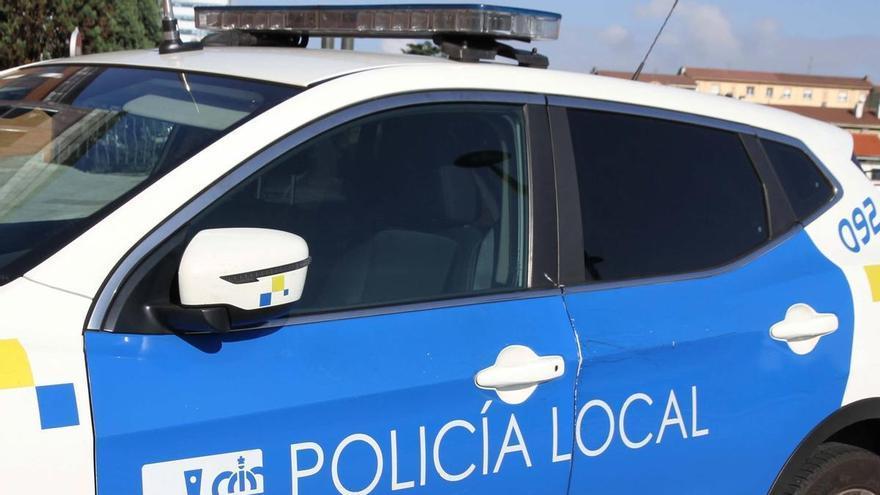 Un joven sin carné siembra el caos al huir de la Policía Local por Oviedo y acaba detenido en Latores tras agredir a dos agentes