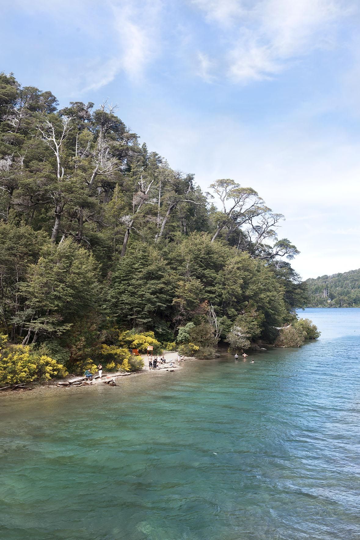 Pequeña playa junto a Puente Arroyo La Angostura.