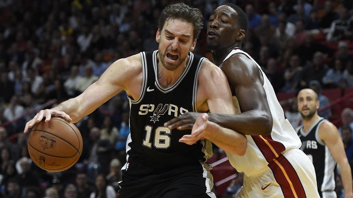 Pau Gasol, de los San Antonio Spurs, durante un partido ante Miami Heat.