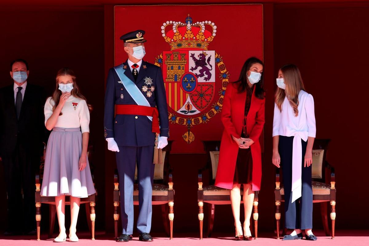 Leonor, a la derecha del Rey, y junto a su madre y su hermana, en el desfile del 12 de Octubre de este 2020, en Madrid.