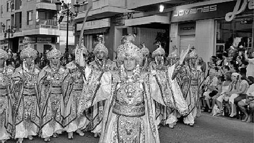 Un instante del desfile de ayer por las calles de Guardamar