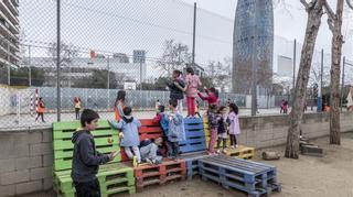 Las escuelas transforman los patios para acabar con la dictadura del balón