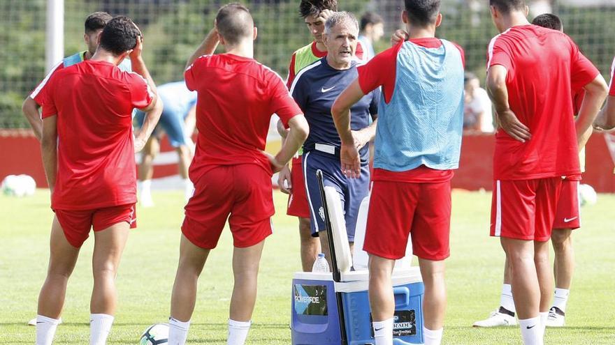 Paco Herrera dando instrucciones a los jugadores.