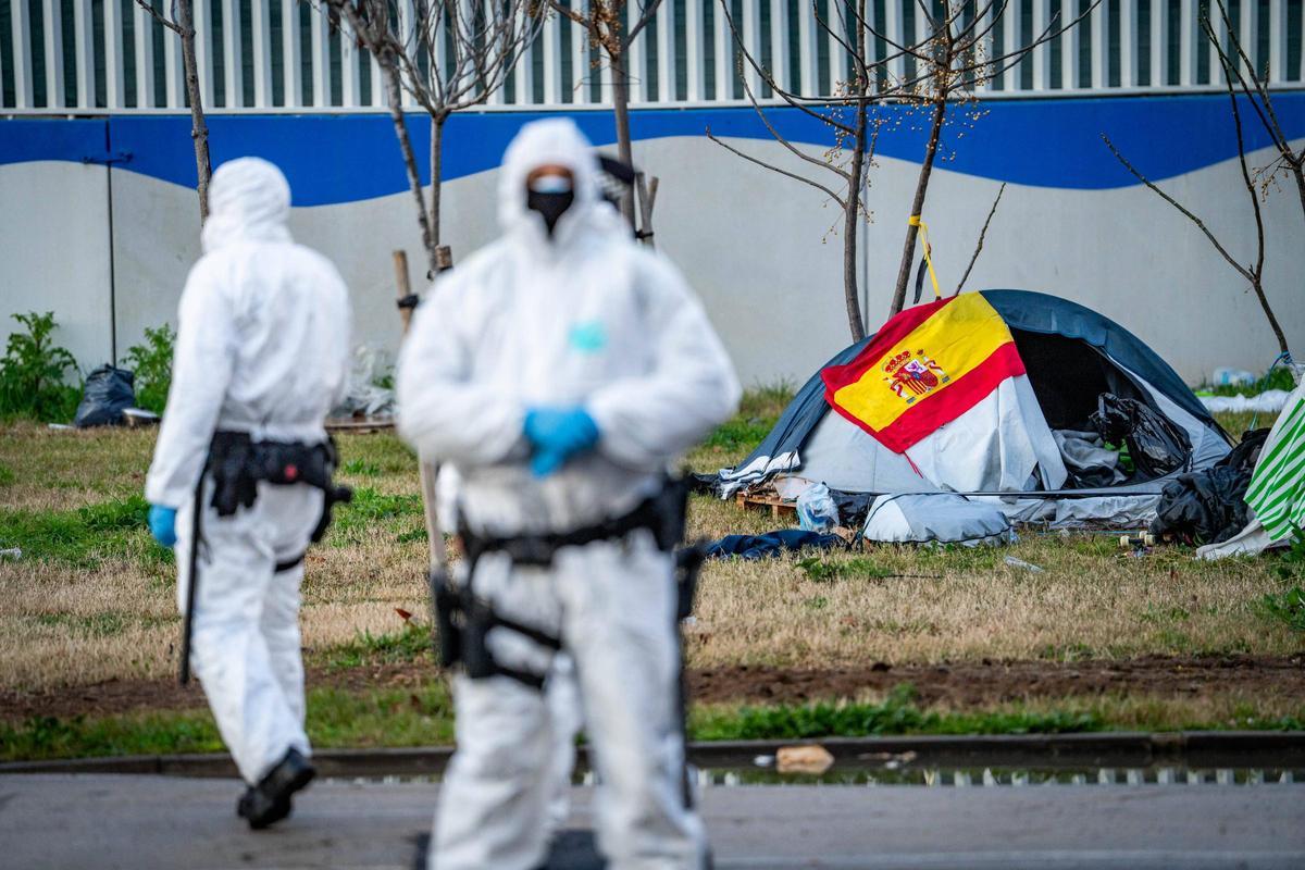 Barcelona desaloja el campamento de la Zona Franca Barcelona desaloja el campamento de la Zona Franca