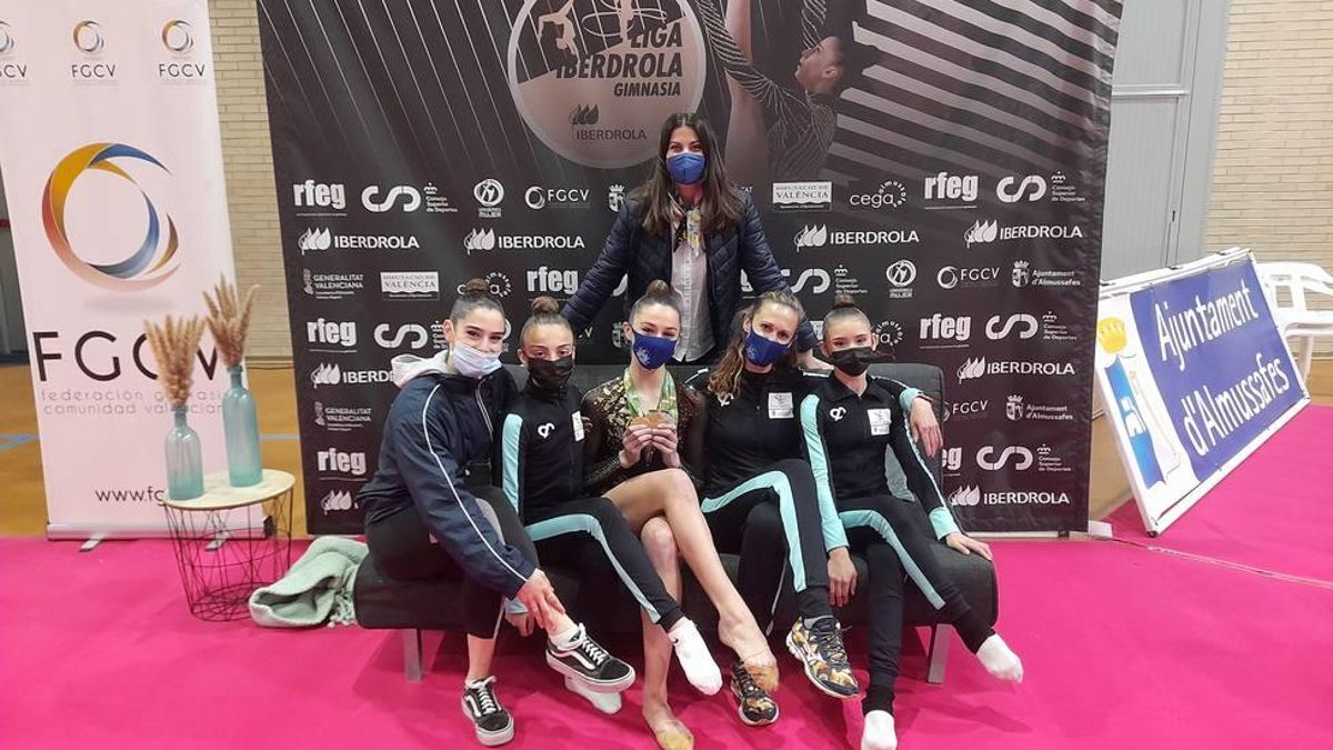 Irene Martínez en el centro junto al resto de su equipo
