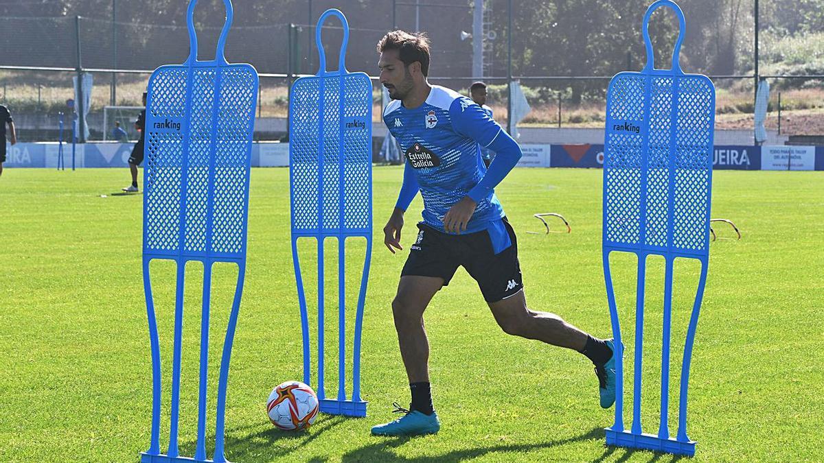 Celso Borges, ayer durante un ejercicio en el entrenamiento. |  // ARCAY / ROLLER AGENCIA