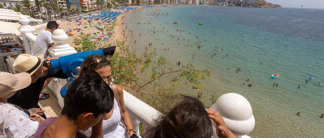 Turistas junto al mar este domingo en Benidorm.