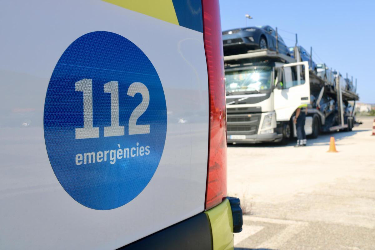 Lateral d'un cotxe dels Mossos amb la imatge del telèfon d'emergències 112.