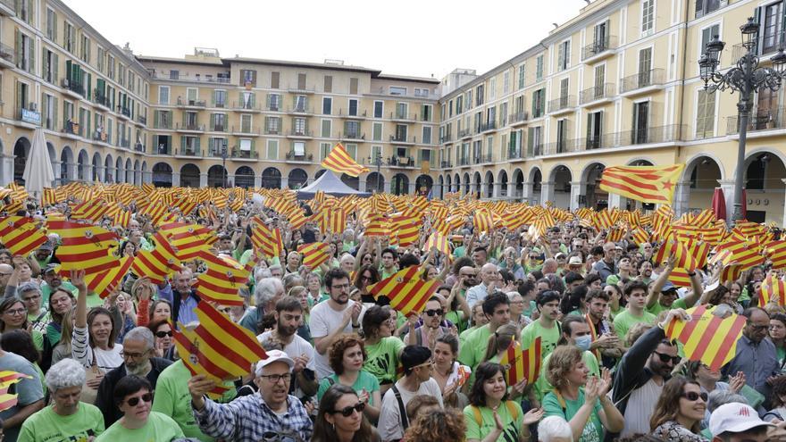 Masivo clamor por el catalán en una plaza Major desbordada de gente