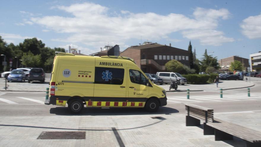 Una ambulància davant l&#039;hospital de Manresa |