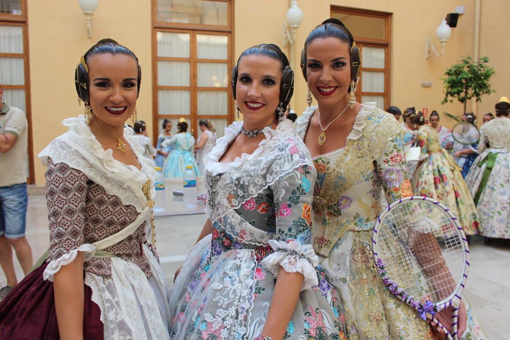 Tres generaciones de falleras en la Batalla de Flores