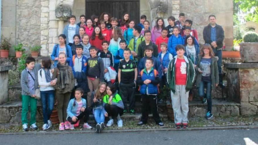 Un grupo de alumnos, con Alfredo Rodríguez, en la visita.