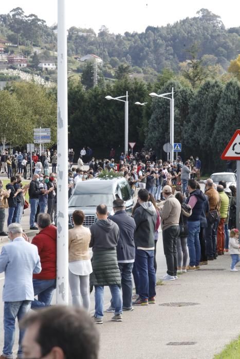 Más de mil personas despiden al hostelero gijonés Floro Gordillo con una cadena humana.