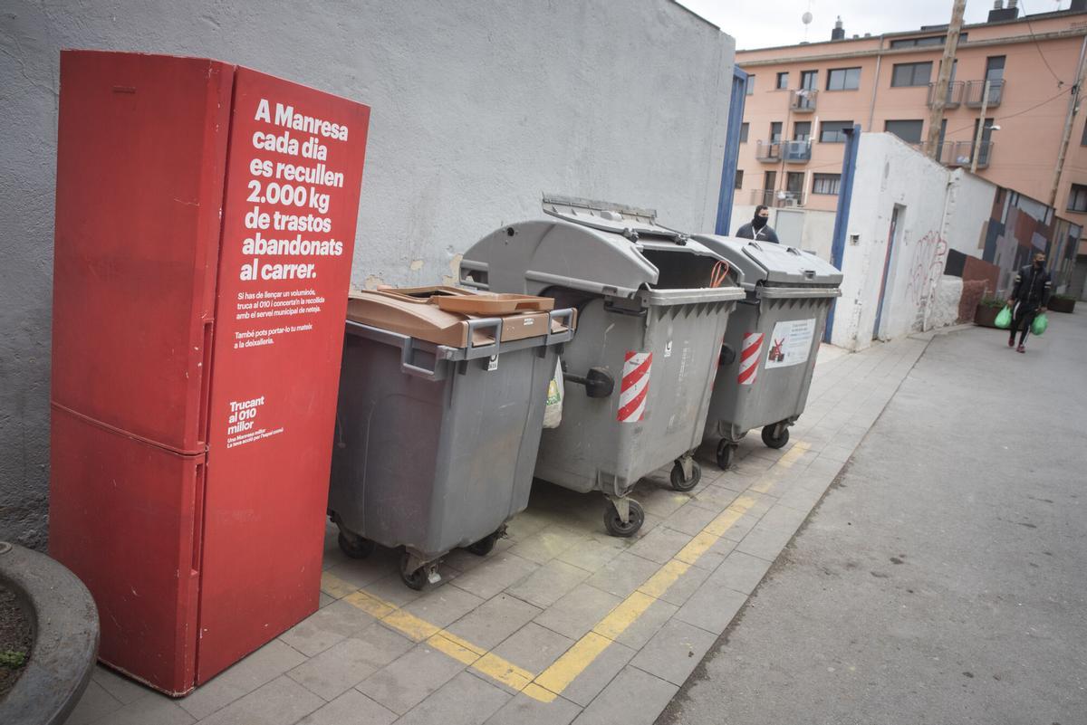 Usuarios del sistema de recogida selectiva de basura por tarjeta. Imágenes de archivo del 2021 en Manresa.
