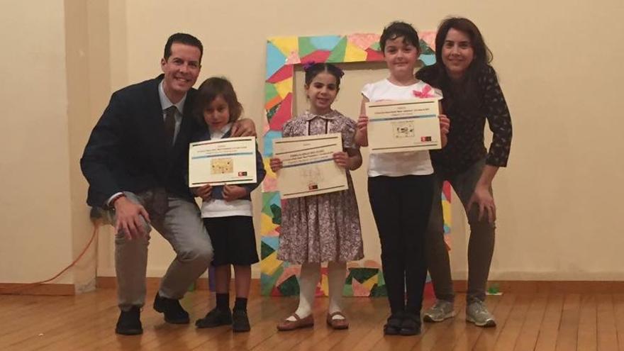 Rubén Alfaro y Alba García entregando los premios