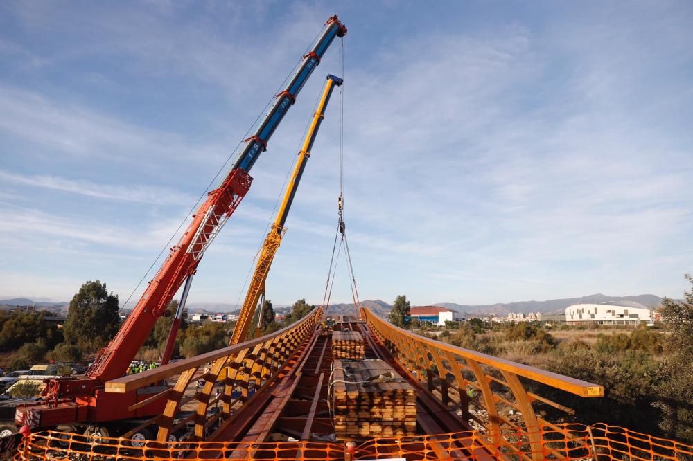 Comienzan a instalar la nueva pasarela de madera del Guadalhorce