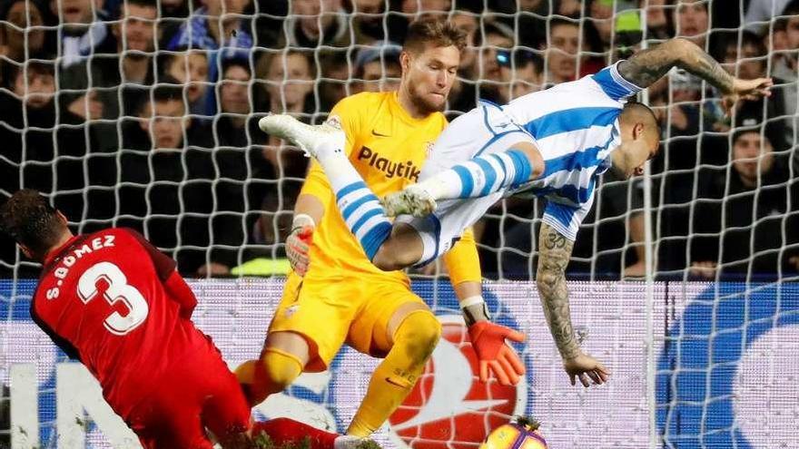 Sandro se cae ante los sevillistas Sergi Gómez y Vaclík.