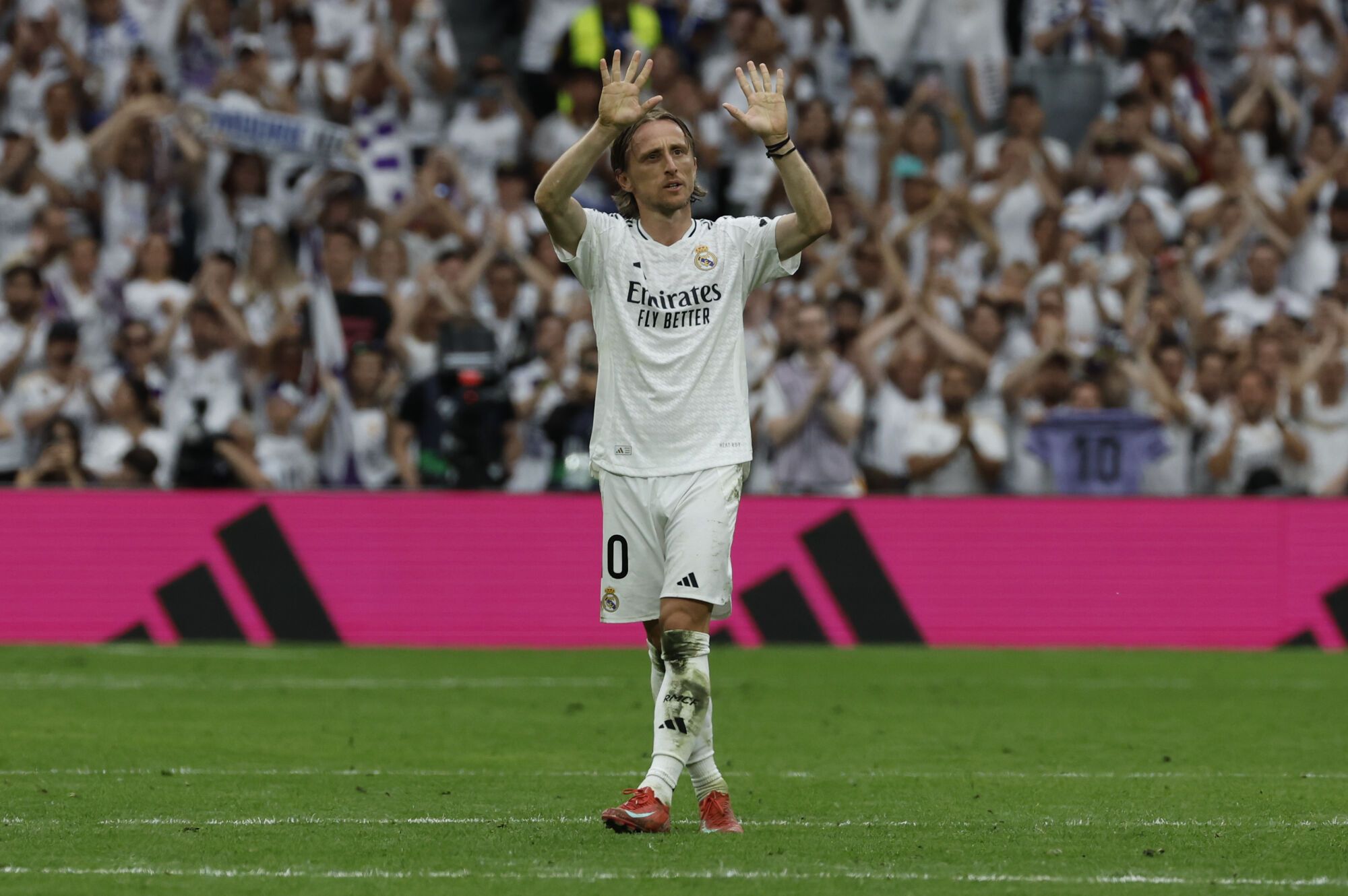 MADRID, 24/05/2025.- El centrocampista croata del Real Madrid Luka Modrić recibe una ovación tras ser sustituido en su último partido en el Santiago Bernabéu durante el partido de la jornada 38 de LaLiga EA Sports entre Real Madrid y Real Sociedad celebrado este sábado en el estadio Santiago Bernabéu de Madrid. EFE/ J.J.Guillén