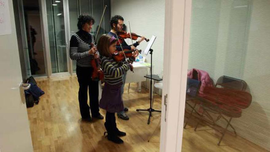 Alumnos durante una clase de violín en el Conservatorio.