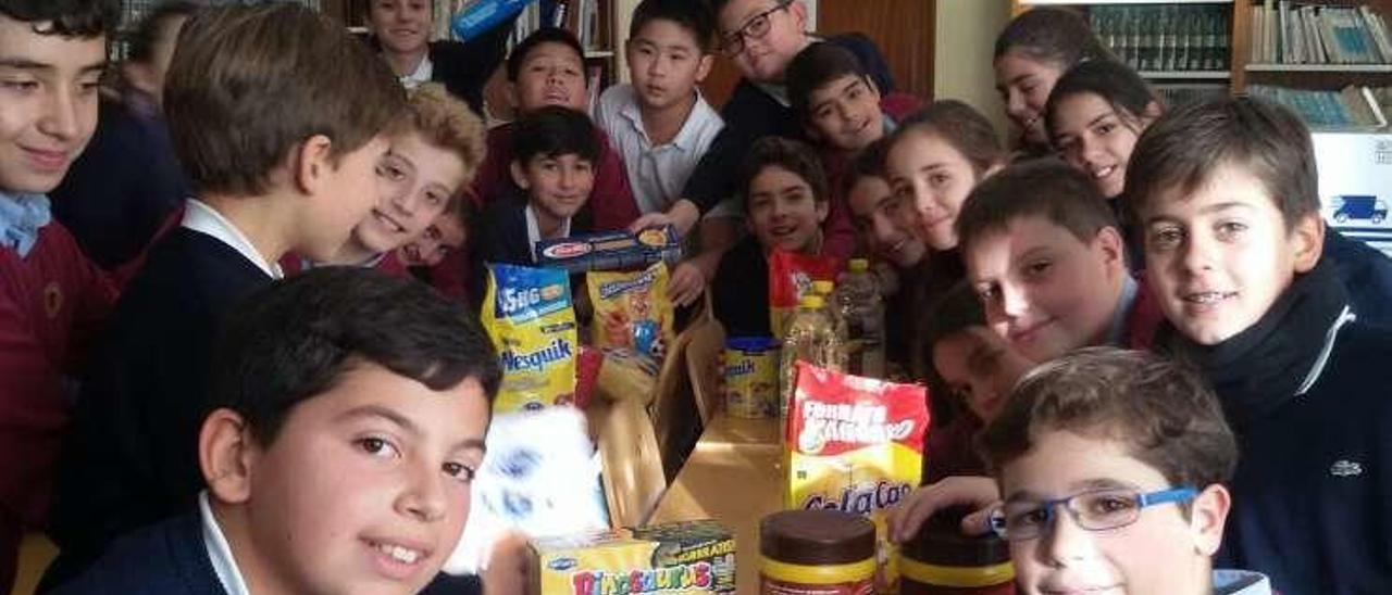 Los niños del Meres con parte de los alimentos.