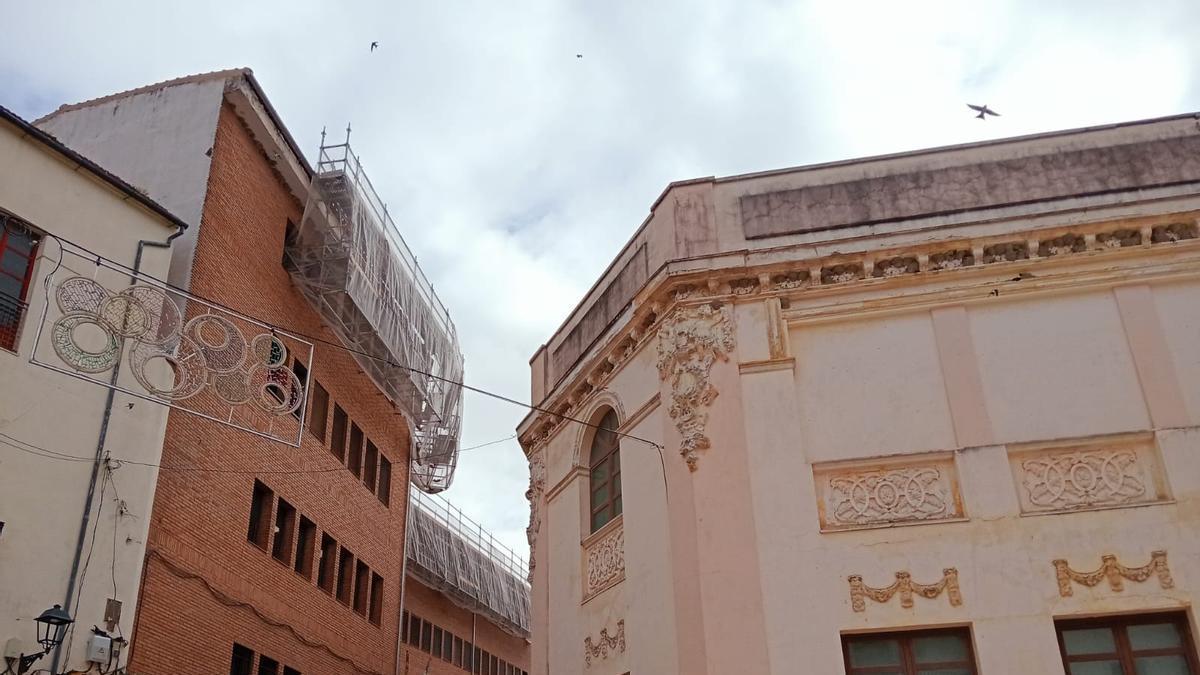 Fachada en obras junto a la colonia de avión común en Montilla.