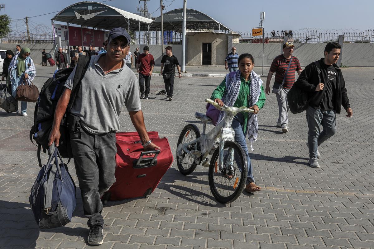 Palestinos y ambulancias huyen a Egipto por la frontera de Rafah, que abren hoy