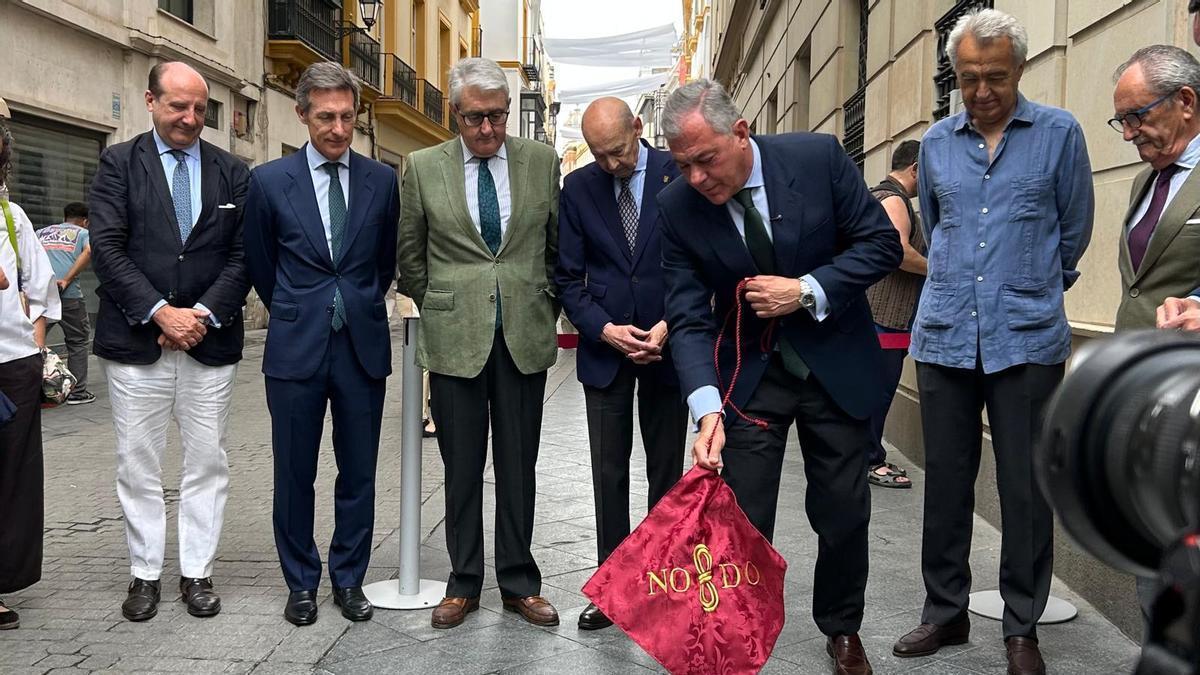 El alcalde de Sevilla José Luis Sanz destapando el azulejo inaugural del Paseo de los Poetas