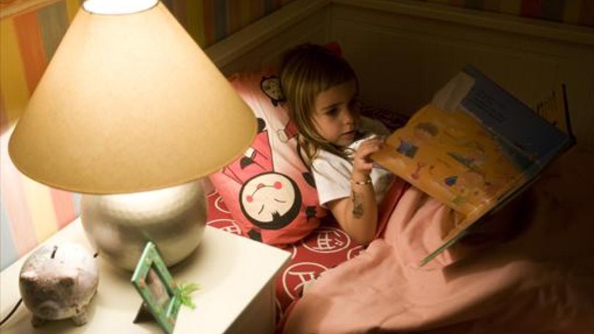 Una niña en edad escolar, en su habitación, a punto de irse a dormir.