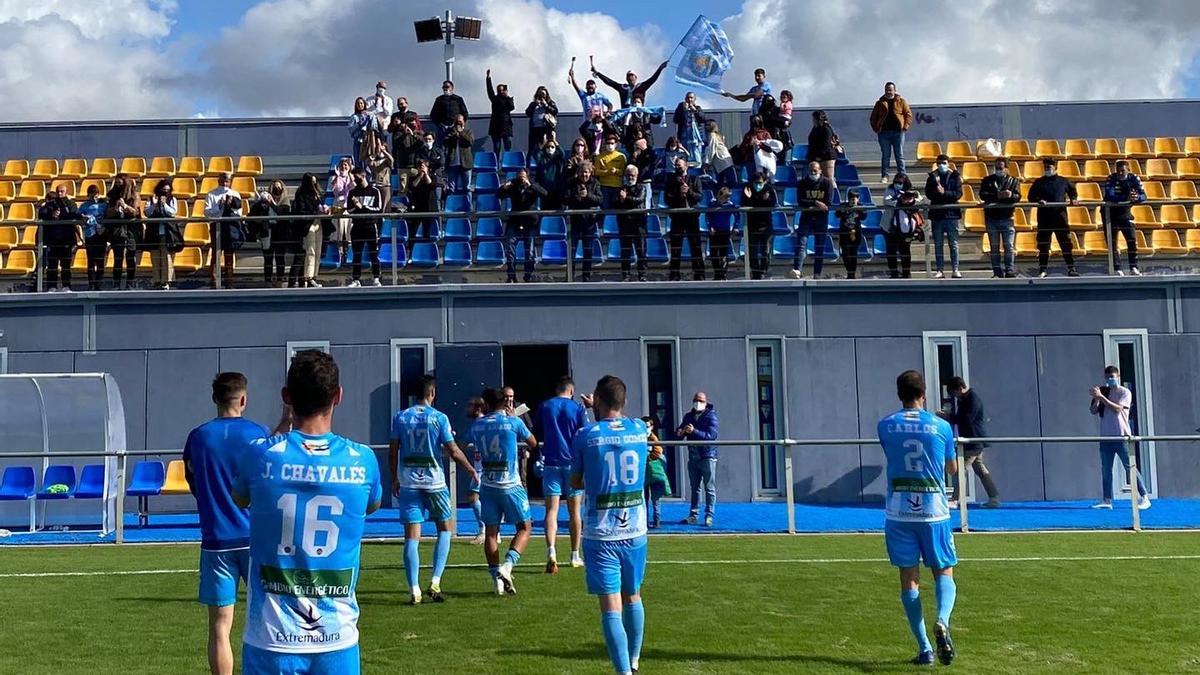 Los jugadores celebran el triunfo con su afición.