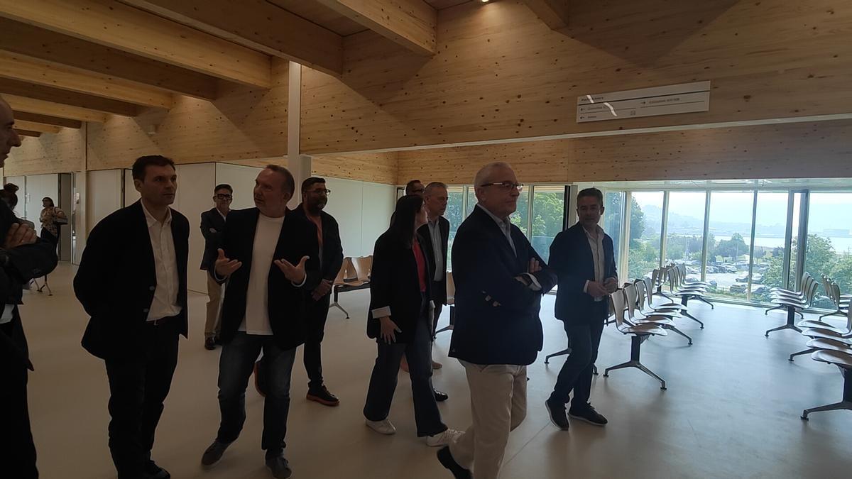 El portavoz del PP local, Alfonso Piñeiro (segundo por la izquierda) durante la visita del viernes a la nueva infraestructura sanitaria.