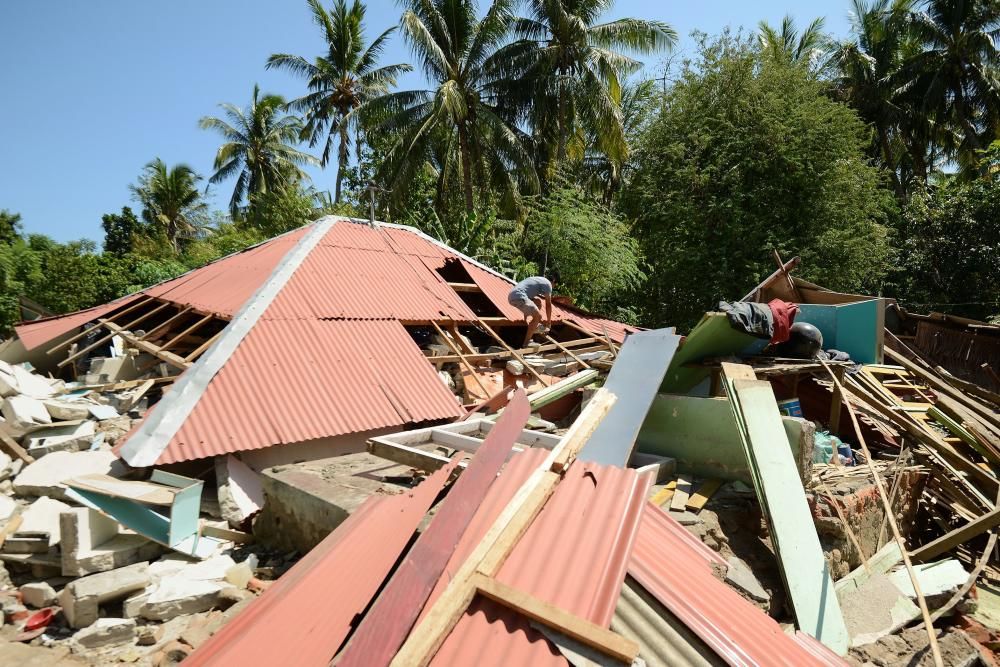 Suben a 131 los muertos por el terremoto en Indonesia