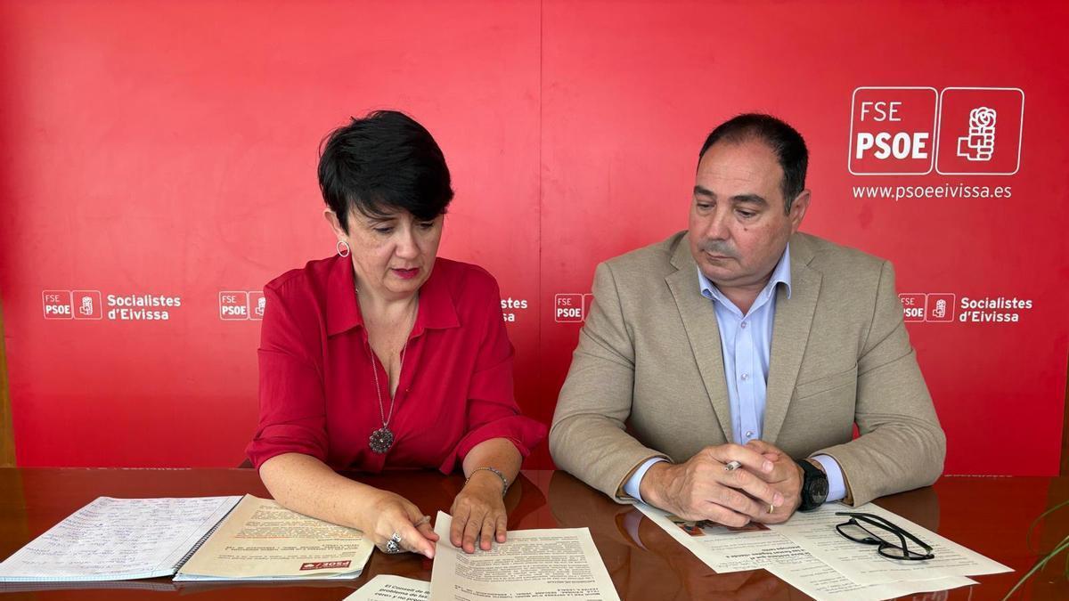 Elena López Bonet Y Víctor Torres del PSOE en rueda de prensa.