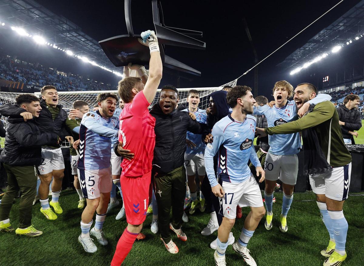 Radu levanta una silla en plena euforia tras el pase a octavos de final después de vencer en Balaídos al PAOK.
