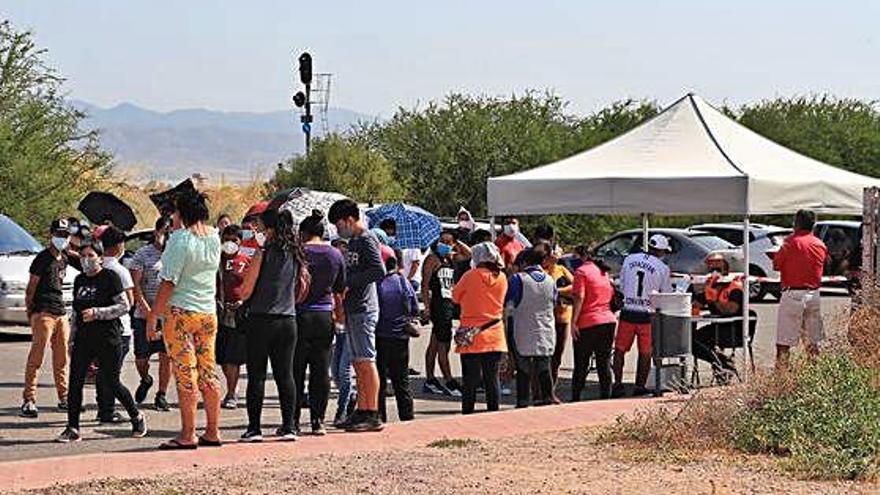 Centenares de personas se realizaron ayer la prueba PCR en el centro de salud de Totana.