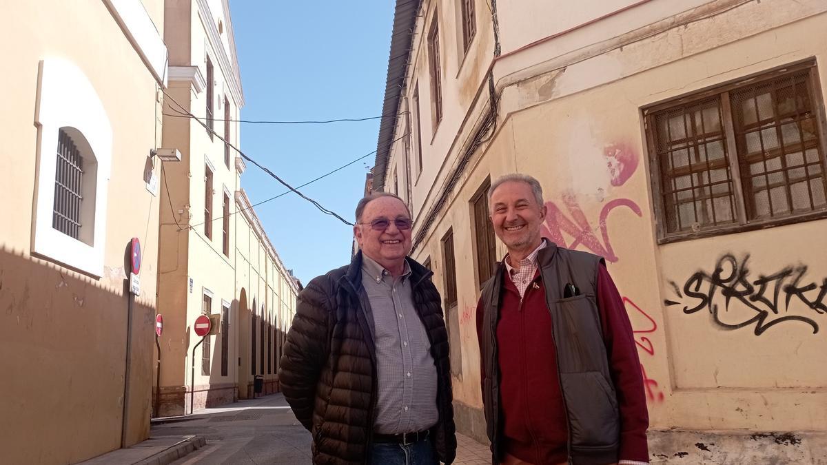 José Antonio Ruiz y Francisco Rodríguez Marín, junto a las antiguas bodegas Mata y al fondo la fábrica Fiat Luz, salvadas de la piqueta gracias a Apidma.