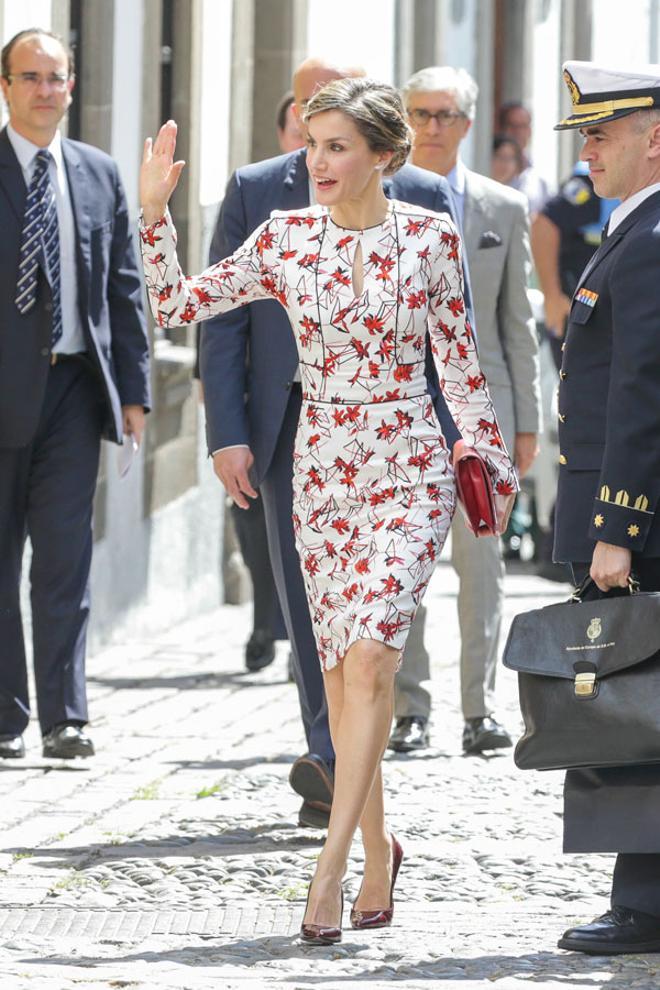 Letizia Ortiz con vestido de Carolina Herrera y zapatos burdeos