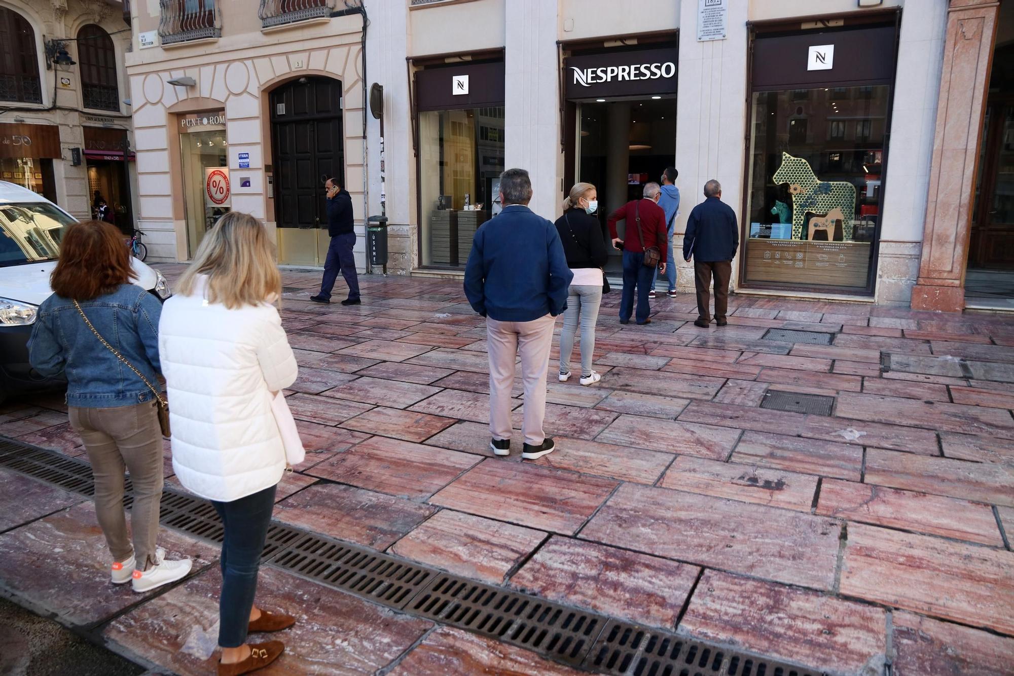 Colas en los comercios de Málaga el día antes del cierre de la actividad