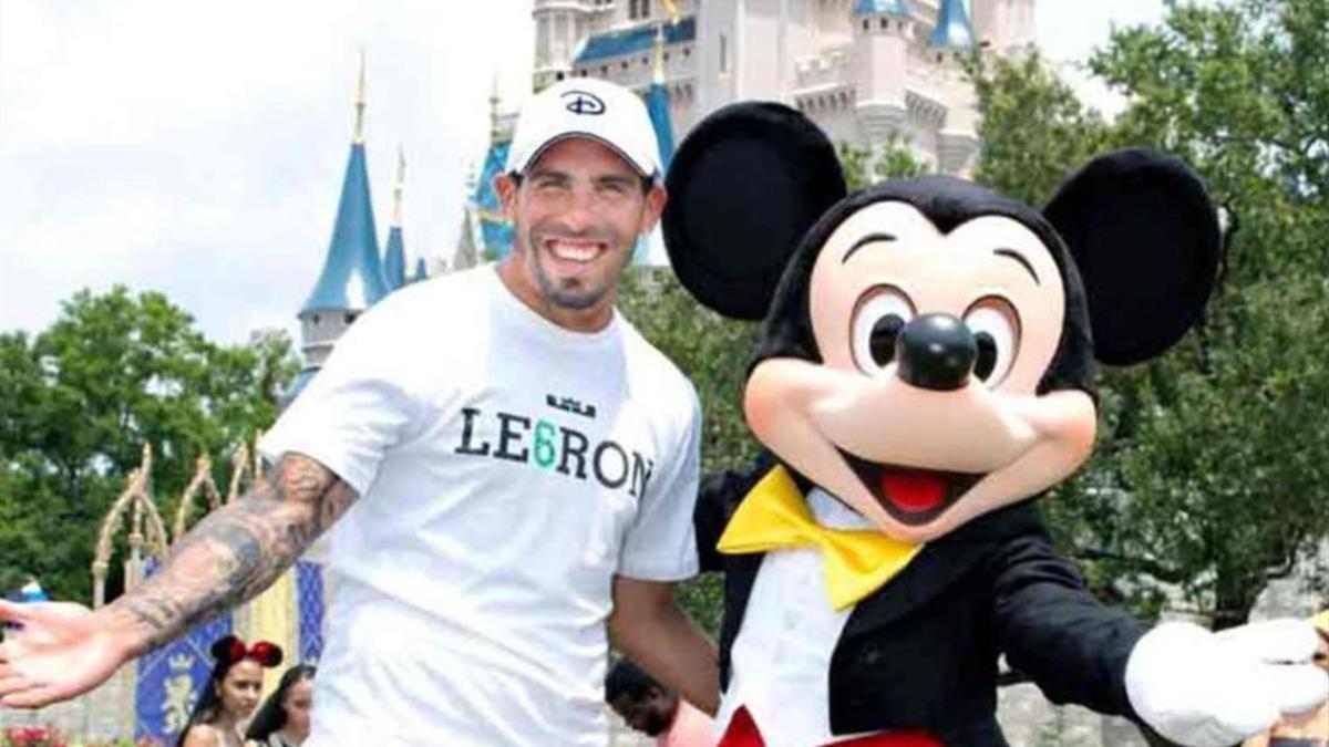 Sigue coleando el viaje de Tevez a Disneyland