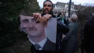 Partidarios de la oposición siria en Serbia celebran la toma rebelde de Damasco