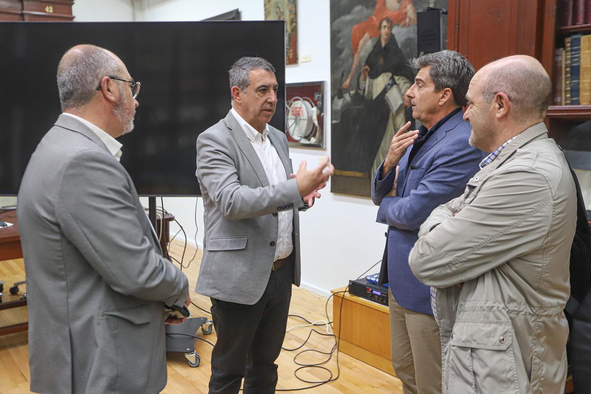 Vicent García Nebot, director general de Urbanismo, en el centro de la imagen